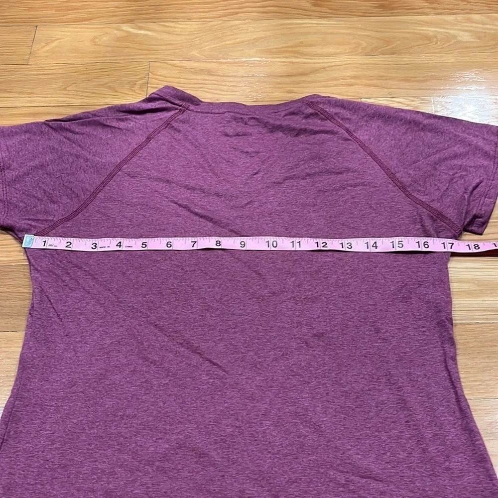 The north face women vneck tee shirt size medium. - Picture 5 of 8